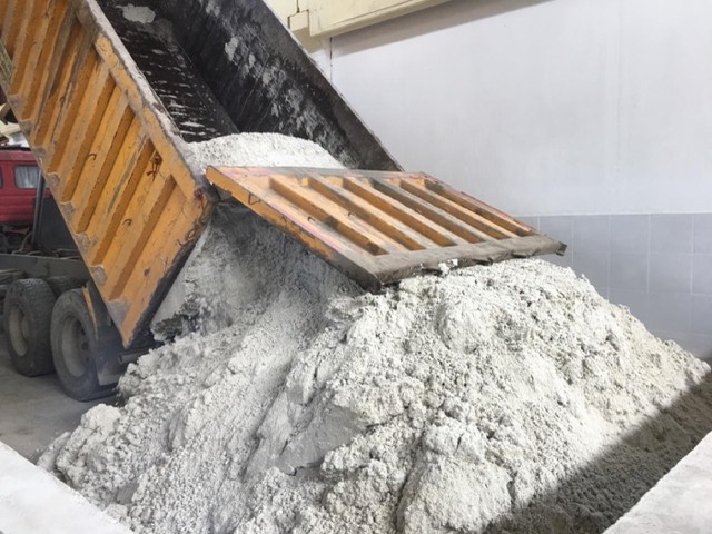Oily perlite filter cake delivery