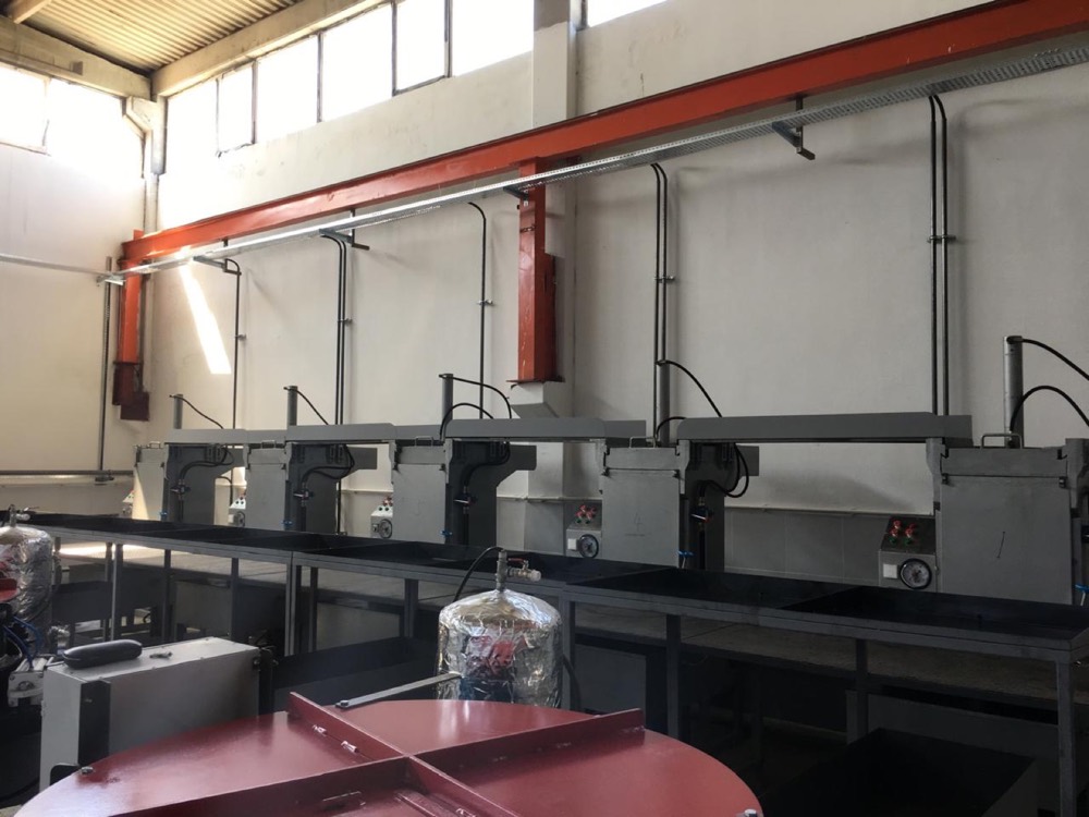Oil recovery units for oily perlite